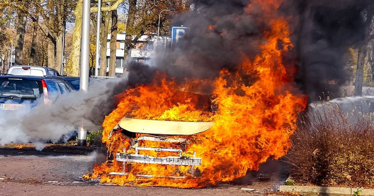 Elektrische auto vliegt in brand bij laadpaal in Enschede