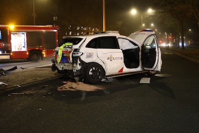 Politieauto in Almelo is onderweg naar melding, maar botst dan tegen andere auto