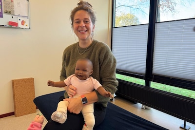 Van scheetjes tot slaapjes: baby-yoga is volgens Caya vooral gezellig chaotisch