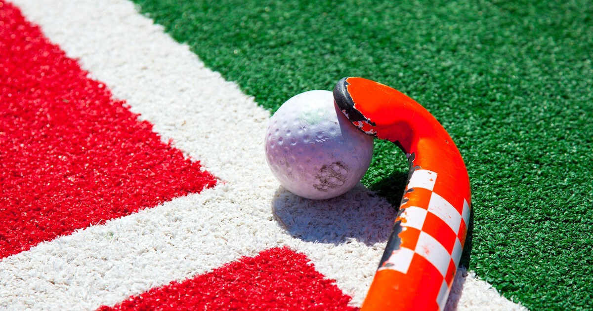 Auto's niet veilig bij sportpark Slangenbeek in Hengelo vanwege overvliegende hockeyballen
