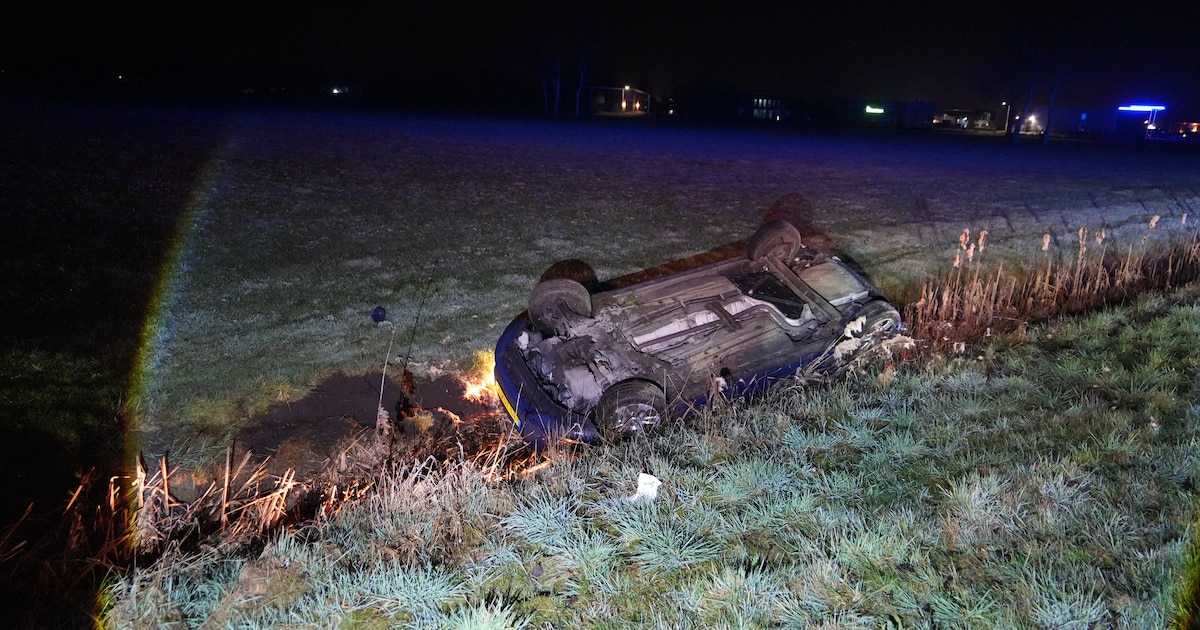 Auto op de kop in sloot langs N35 bij Heino: bestuurder naar ziekenhuis