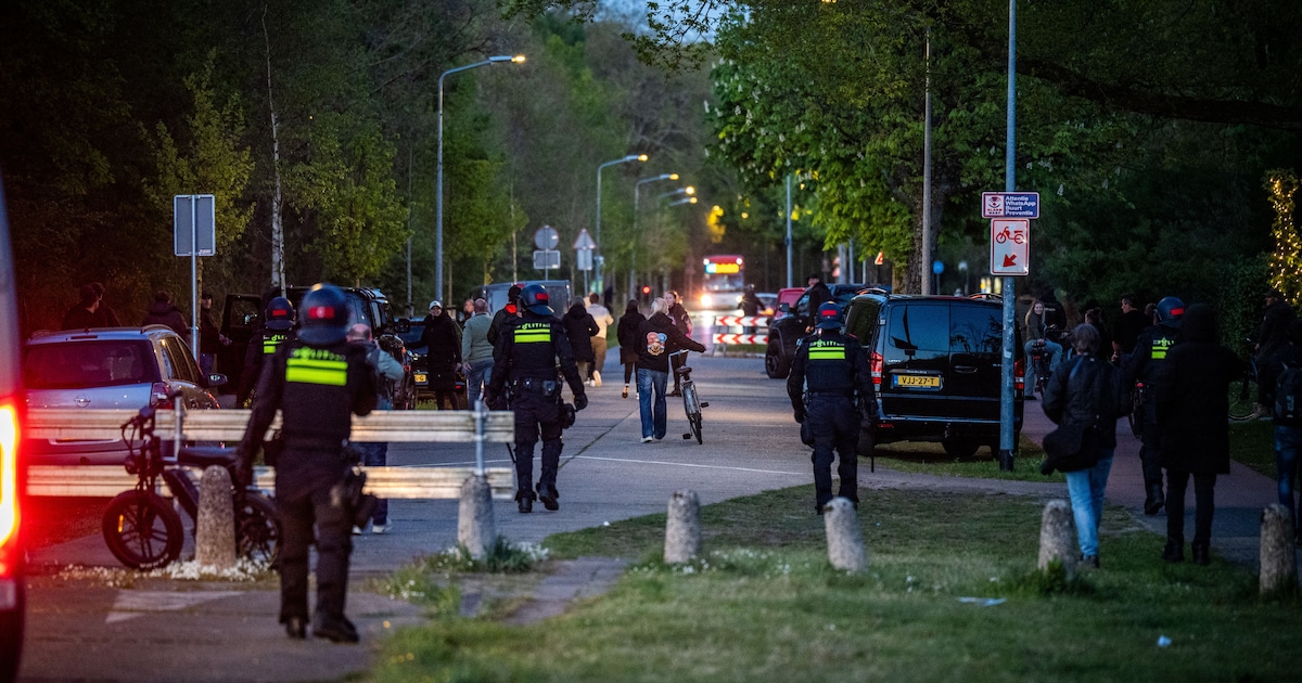 Man (30) die fakkel gooide bij protesten in Loosdrecht veroordeeld tot 30 dagen cel en 100 uur taaks