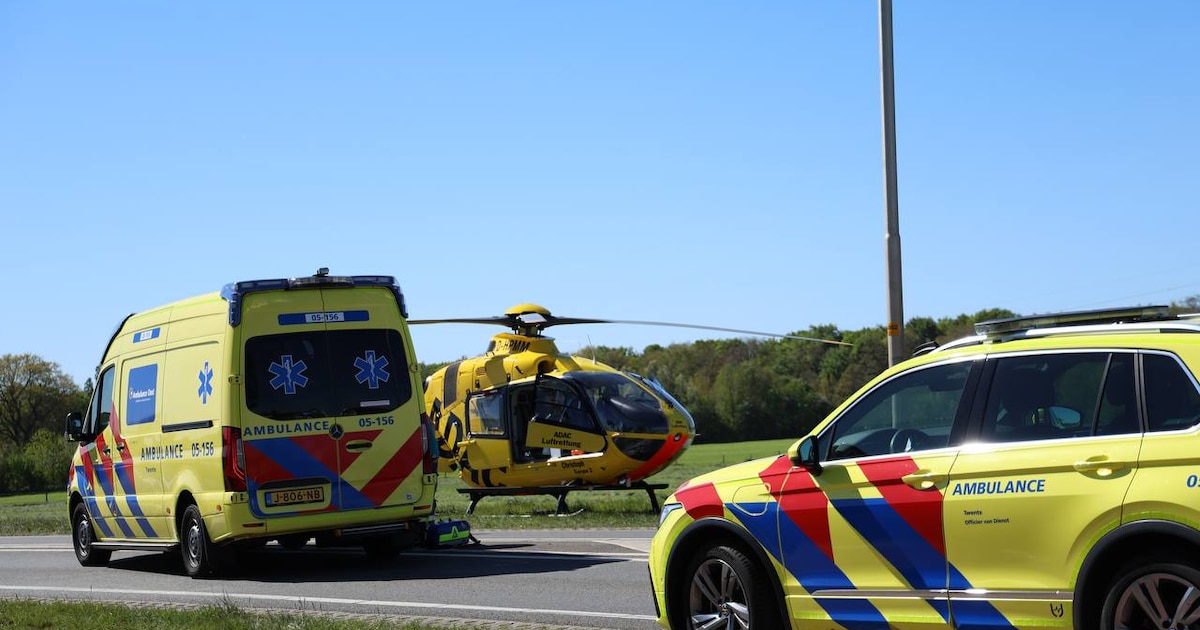 Traumahelikopter ingezet na botsing tussen auto en scooter in Markelo