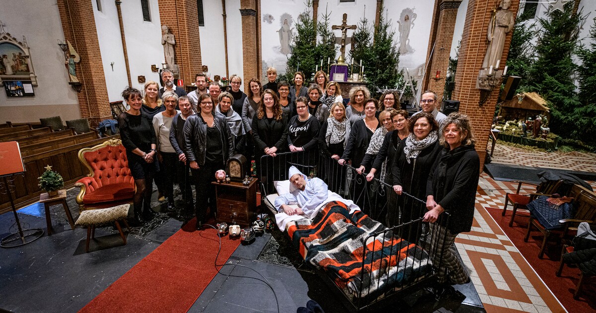 Koor Cantabilé uit Harbrinkhoek kruipt in huid van Ebenezer Scrooge voor kerstuitvoering