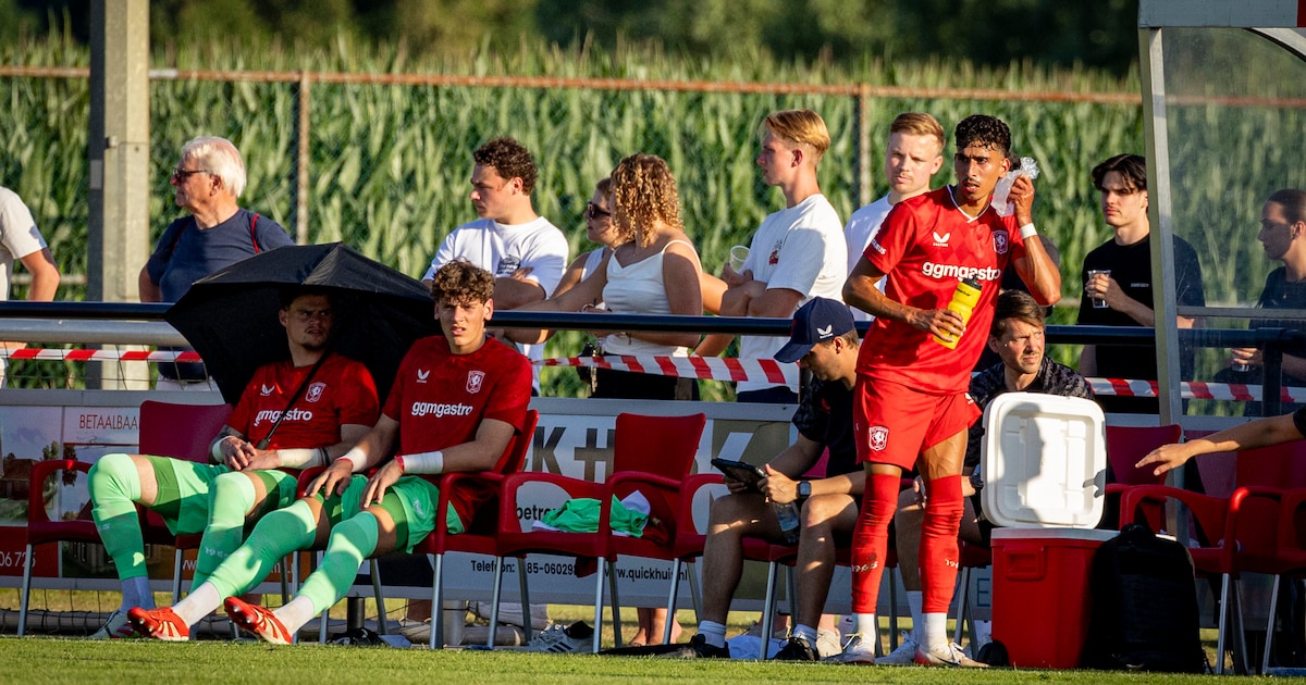 Spelers met panty's op het hoofd, zo'n 300 kilo ijsblokjes en een ...