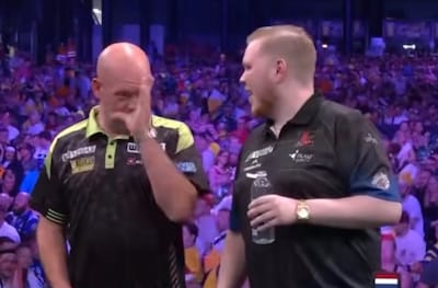 Comedy Capers in Kopenhagen: Michael van Gerwen stuurt ‘Elvis Presley’ weg tijdens dartspartij