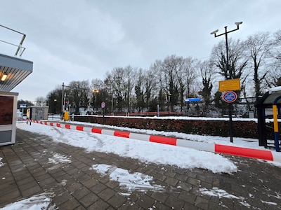 Geen treinen tussen Almelo en Hengelo door aanrijding bij Borne, ook spoorbomen blijven dicht