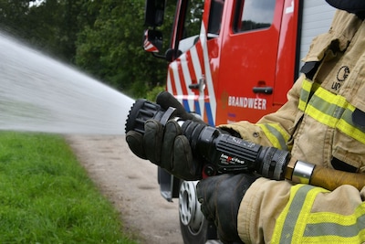 Boetes van vriendin zat, dus steekt Enschedeër haar scooter in brand, celdeur blijft gesloten