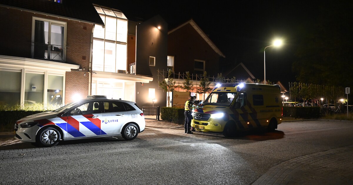 Schot vanuit rijdende auto bij azc in Albergen: 1 persoon geraakt