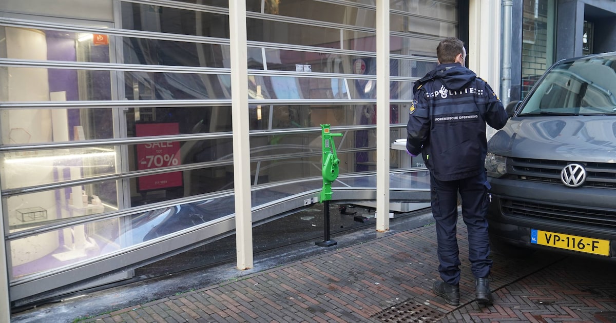 Ravage na inbraak bij juwelier in Deventer: vitrines kort en klein geslagen