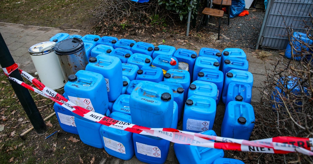 Politie treft tientallen jerrycans met drugsafval aan bij woning in Apeldoorn na melding conflict: v