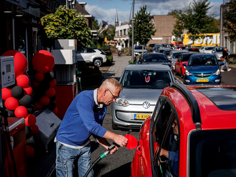 Roy (56) is het spuugzat en gooit zijn benzineprijs omlaag: ‘Zelfs mijn ...