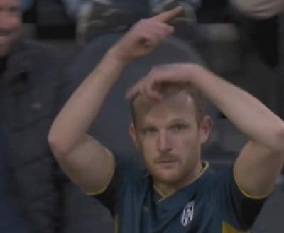 Heracles-fan krijgt met warming-up de lachers in stadion op zijn hand