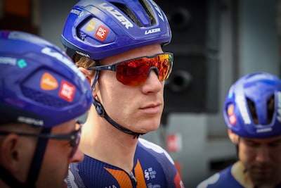 LIVE Tour of Holland | Eekhoff duikt seconde onder tijd van Kooij in korte proloog in herfstachtig Den Haag