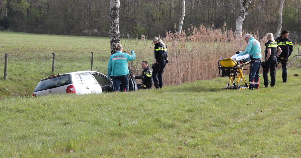 Auto raakt van de A1 bij Holten en belandt in sloot