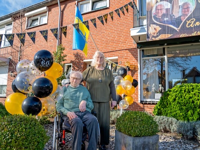 Any (88) is nog altijd verliefd op haar postbode Leo (90)