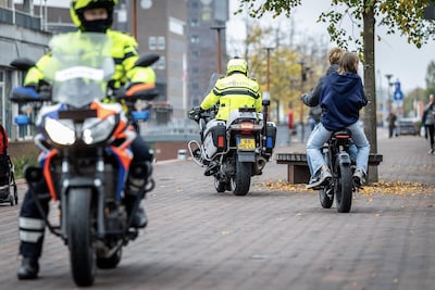 Weer grote fatbikecontrole in binnenstad Almelo: 25 boetes uitgedeeld