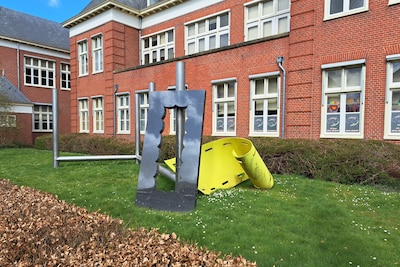 Kunst of niet? Hierom liggen deze spullen bij Hof 88 in de voortuin