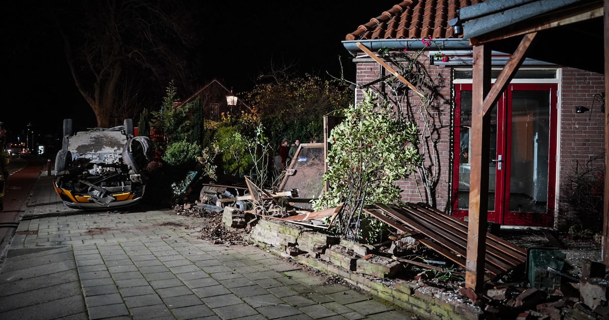 Auto over de kop geslagen na botsing met tuinmuur in Doesburg