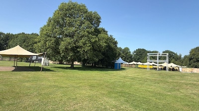 Ondanks hitte gaat Almeloos popfestival ‘gewoon’ door: ‘2,5 duizend flesjes water ingeslagen’