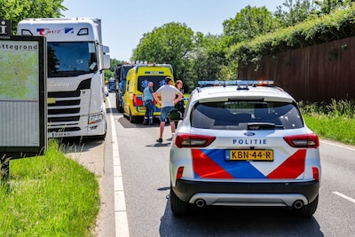 Automobilist rijdt voetganger aan in Enschede en gaat er volgens getuige vandoor