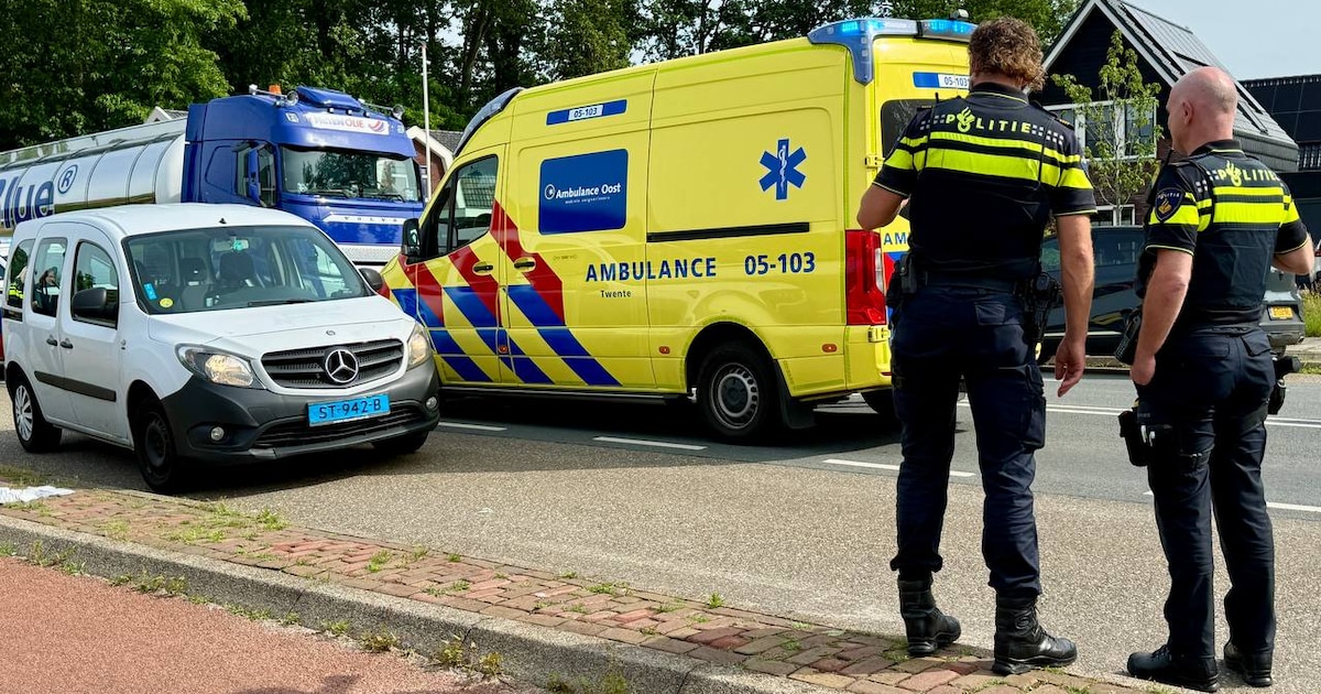 Gewonde na aanrijding in Weerselo, politie zoekt voertuig