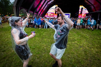 Dauwpopgangers laten zich niet wegjagen door wolkbreuk en dansen juist op ‘Who’ll stop the rain?’