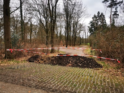 Eigenaar parkeerplaats in Springendal gooit bak zand op de weg, om auto’s tegen te houden