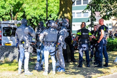 Urenlange politieactie houdt Enschedese wijk Boswinkel in haar greep, aanhouding blijft uit