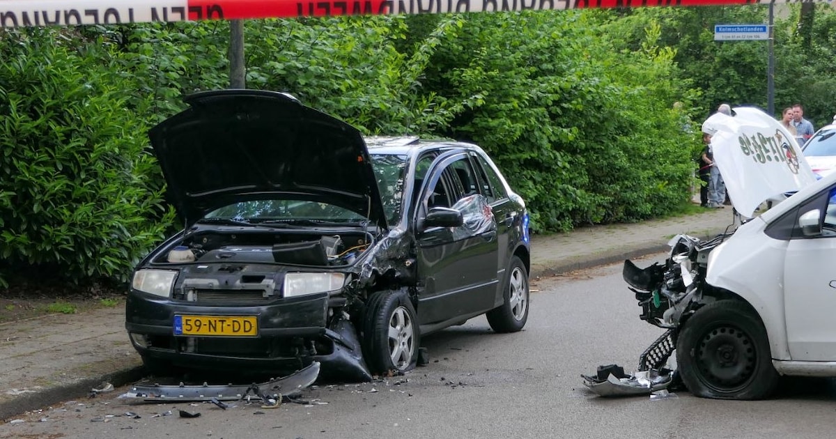 Auto’s botsen tegen elkaar in Enschede, twee personen gewond