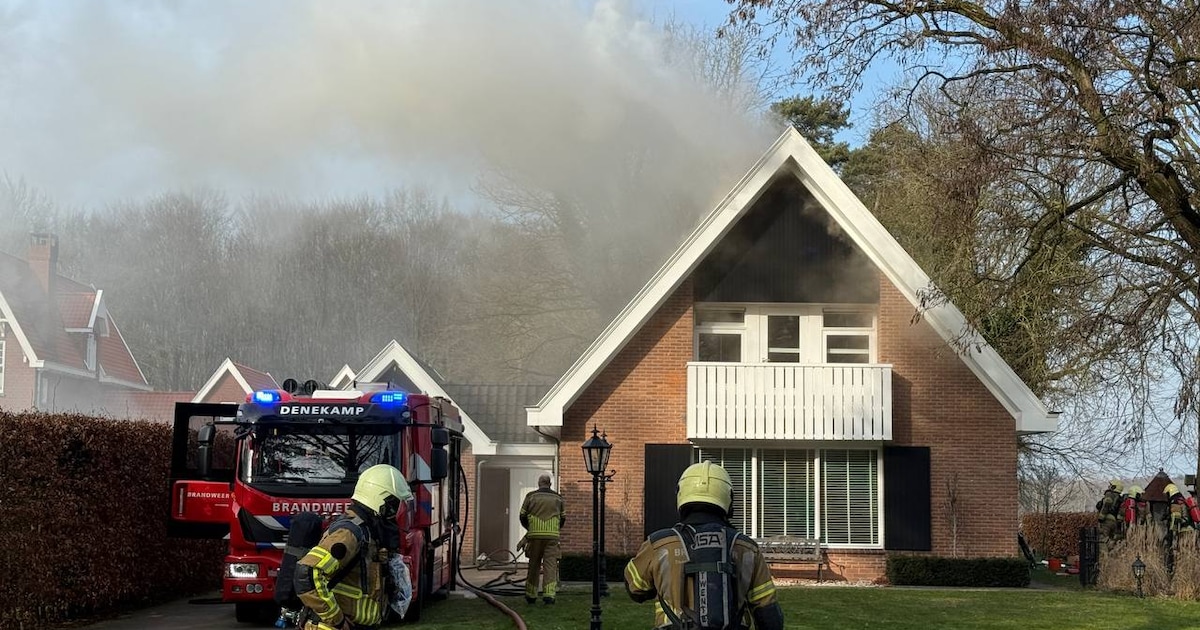 Brand in dak van woning in Beuningen zorgt voor veel rookontwikkeling