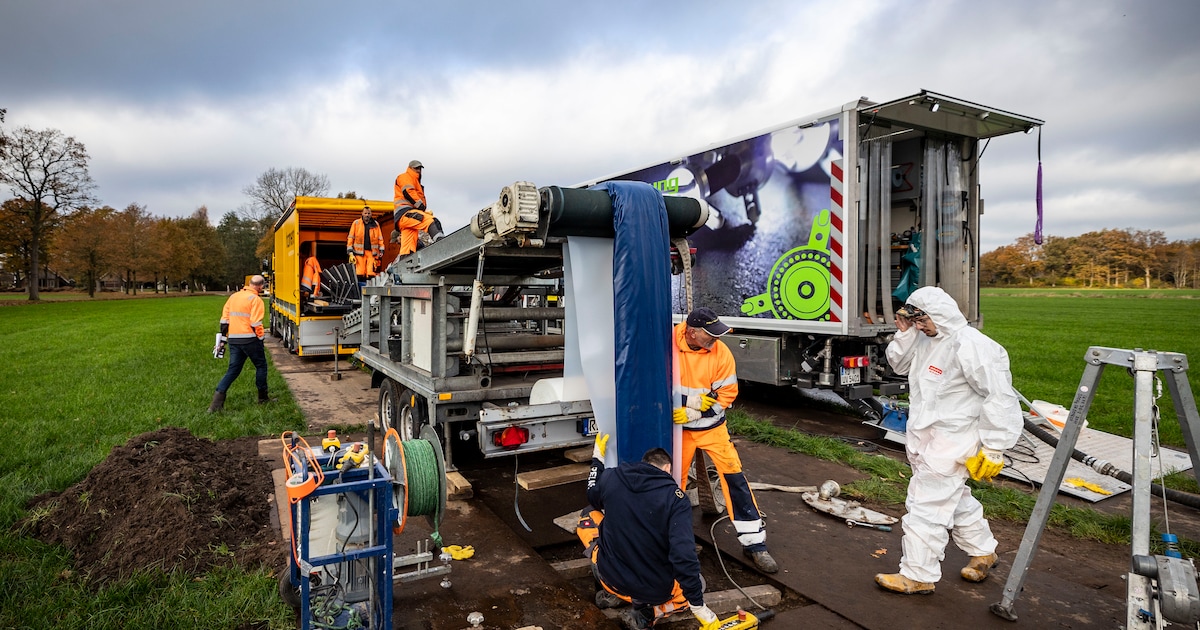 Tankauto’s rijden af en aan in Denekamp, verlaten weiland staat vol vrachtwagens: dit is er aan de h