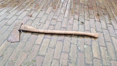Man uit Enschede die werd verdacht van bedreiging met bijl krijgt werkstraf (en heeft zijn bijl teru