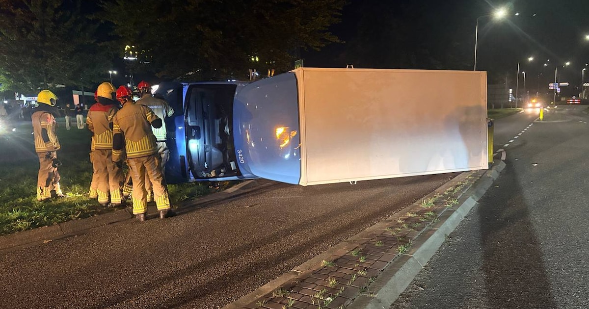 Auto botst op bakwagen van Albert Heijn, voertuig belandt op zijn zij in Hardenberg