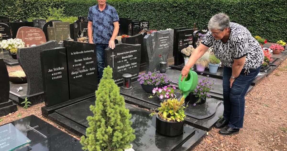 Vijf graven op een rij in Weerselo: ‘Ze zijn hier nu eeuwig bij elkaar’