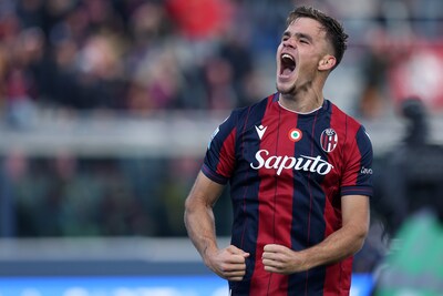 Thijs Dallinga leidt met eerste treffer van seizoen zege Bologna op koploper Napoli in