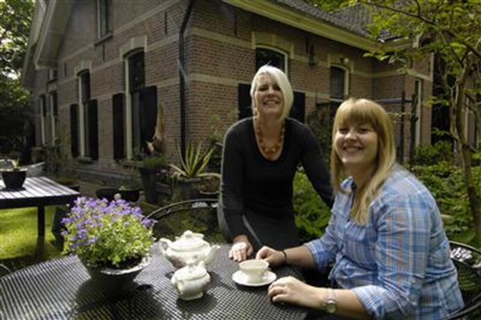 Moeder Joke Kwekkeboom en Marle Buursink (rechts) in hun theetuin. foto Frans Nikkels