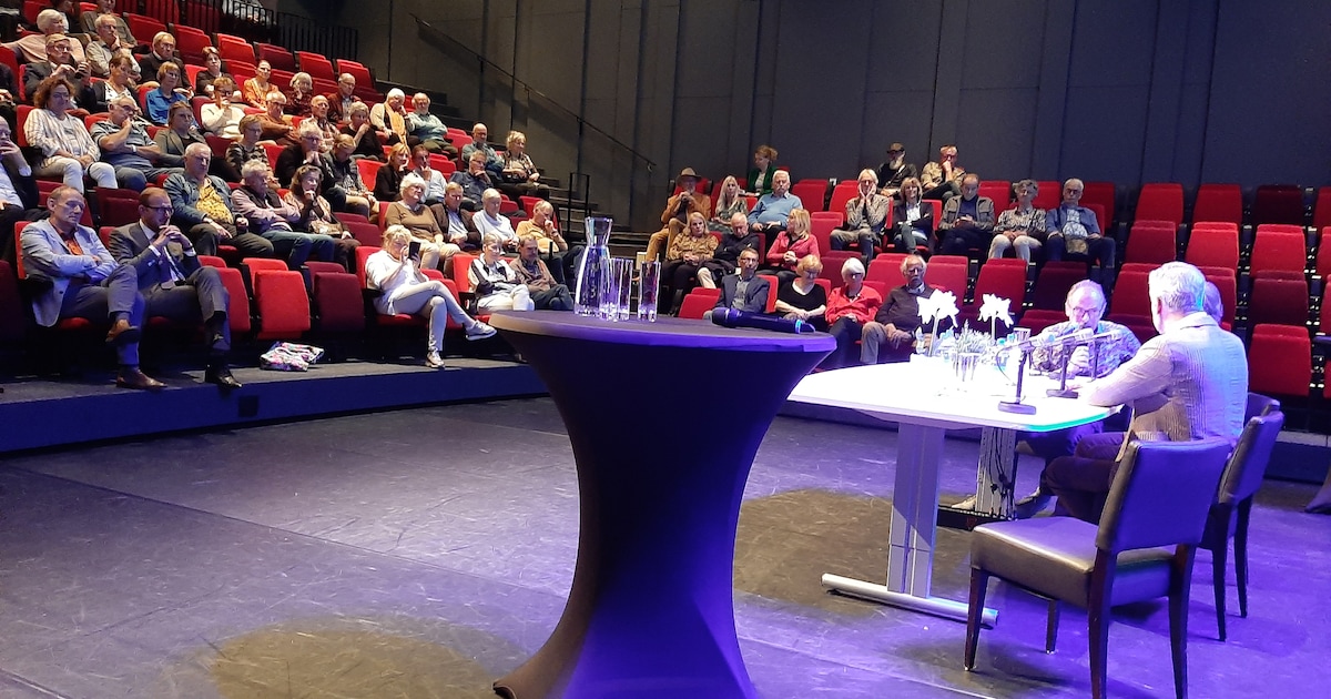 Vriendinnen Wouke van Scherrenburg en Loes van der Meijs in Nieuwscafé