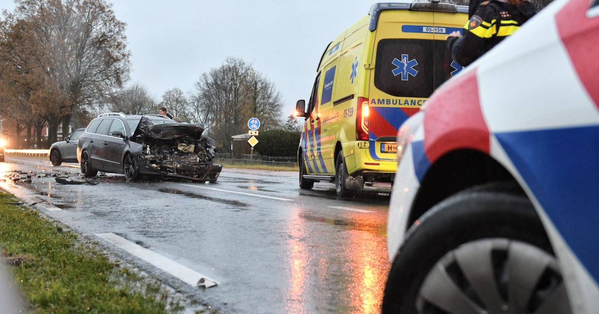 Auto’s botsen hard tegen elkaar in Vriezenveen, jong meisje naar ziekenhuis