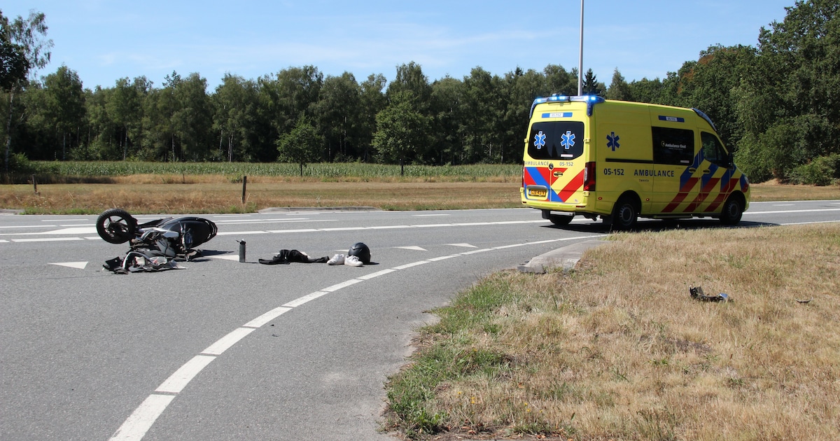 Scooterrijder gewond na botsing met auto in Holten