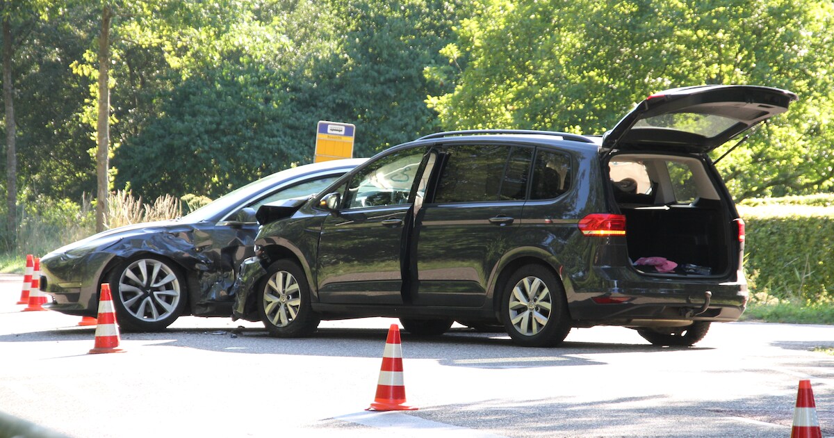 Auto's botsen op Goorseweg tussen Diepenheim en Goor