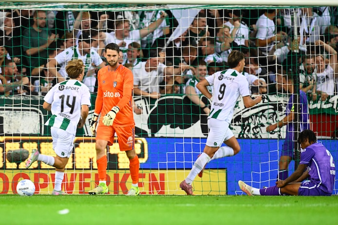 Fabian de Keijzer reageert teleursteld na de 3-0 voor FC Groningen. De doelman van Heracles Almelo zou daarna nog een tegentreffer om de oren krijgen.