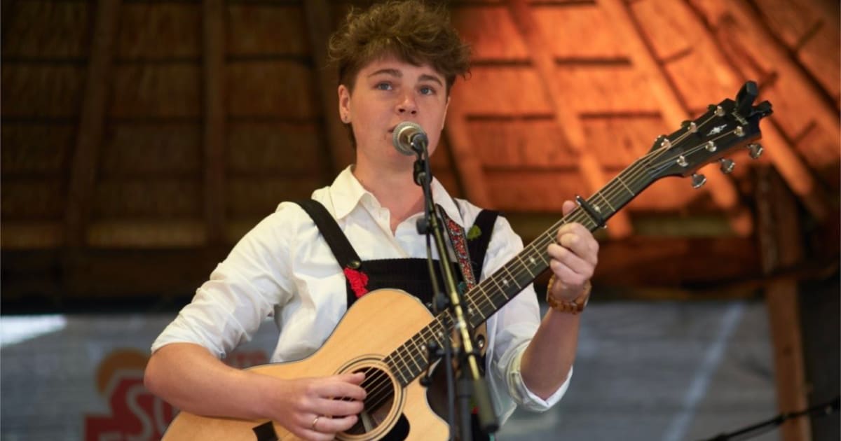 Fien Snelting speelt Koppelsessie in de Koppelkerk