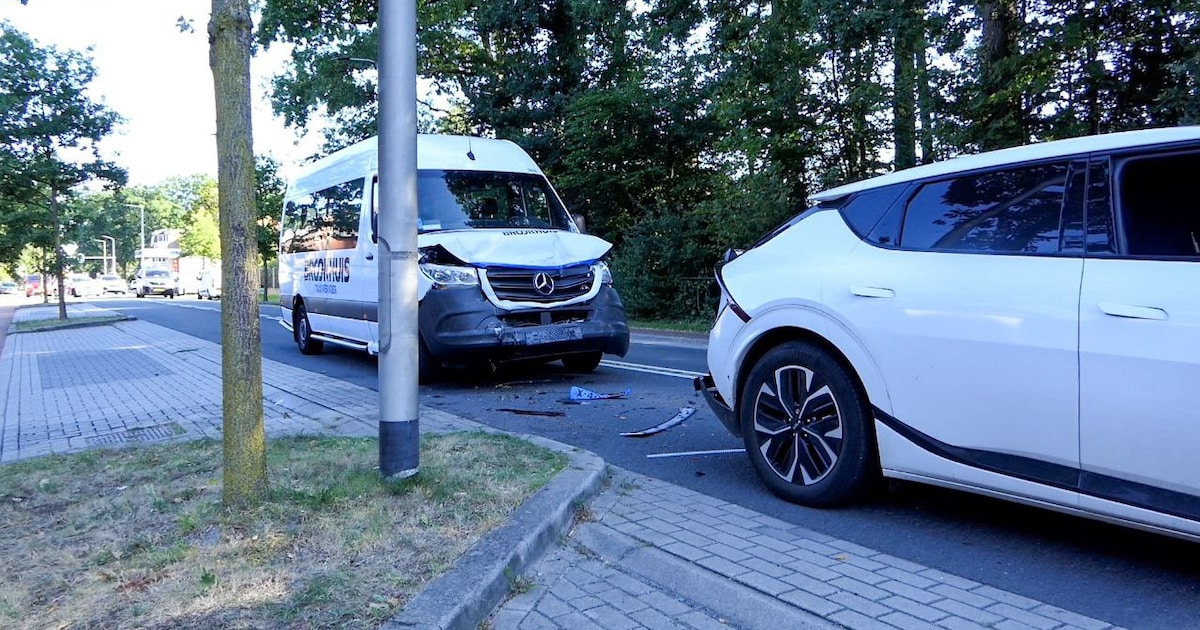 Vijf voertuigen betrokken bij aanrijding op N733 Oldenzaalsestraat in Lonneker.