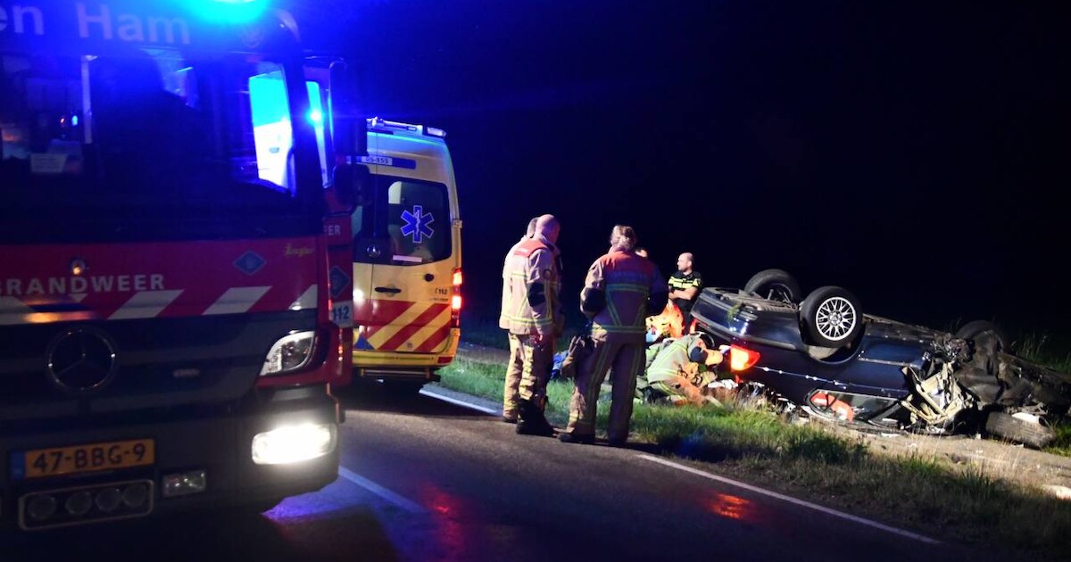 Auto knalt op boom in Daarle, bestuurder met spoed naar ziekenhuis gebracht