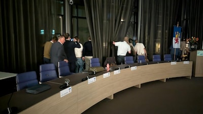 Raadsleden zitten vast in gemeentehuis Opheusden door grimmig protest tegen azc: ME en politiehelikopter aanwezig