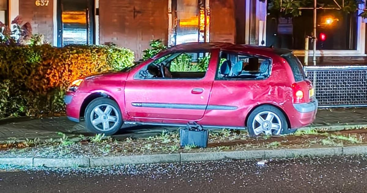 Auto slaat over de kop in Enschede, bestuurder gewond
