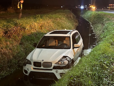 Auto eindigt in de sloot naast snelweg