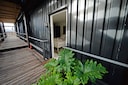 Gebouw 16 tegenwoordig, een opslag voor oldtimers en een bed and breakfast.