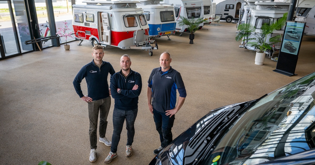 Landbouwvoertuigen zijn ingewisseld voor campers in deze mega-showroom ...